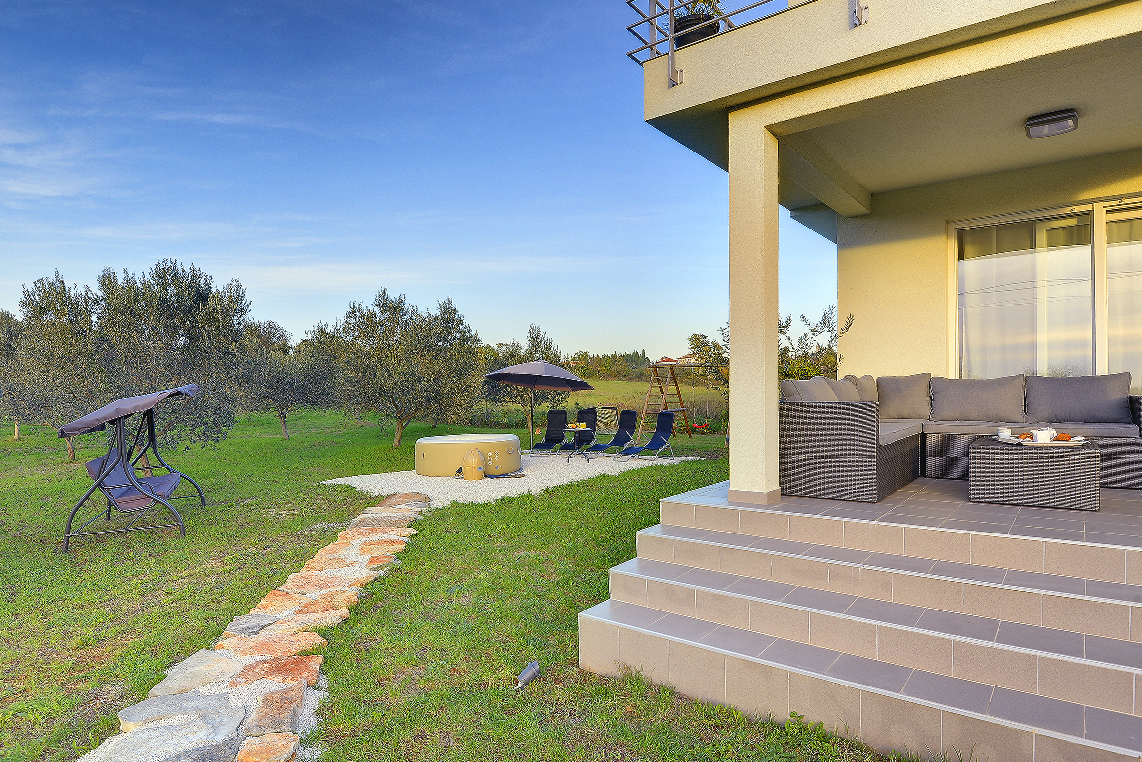 Bella casa con giardino, piscina idromassaggio, vista mare