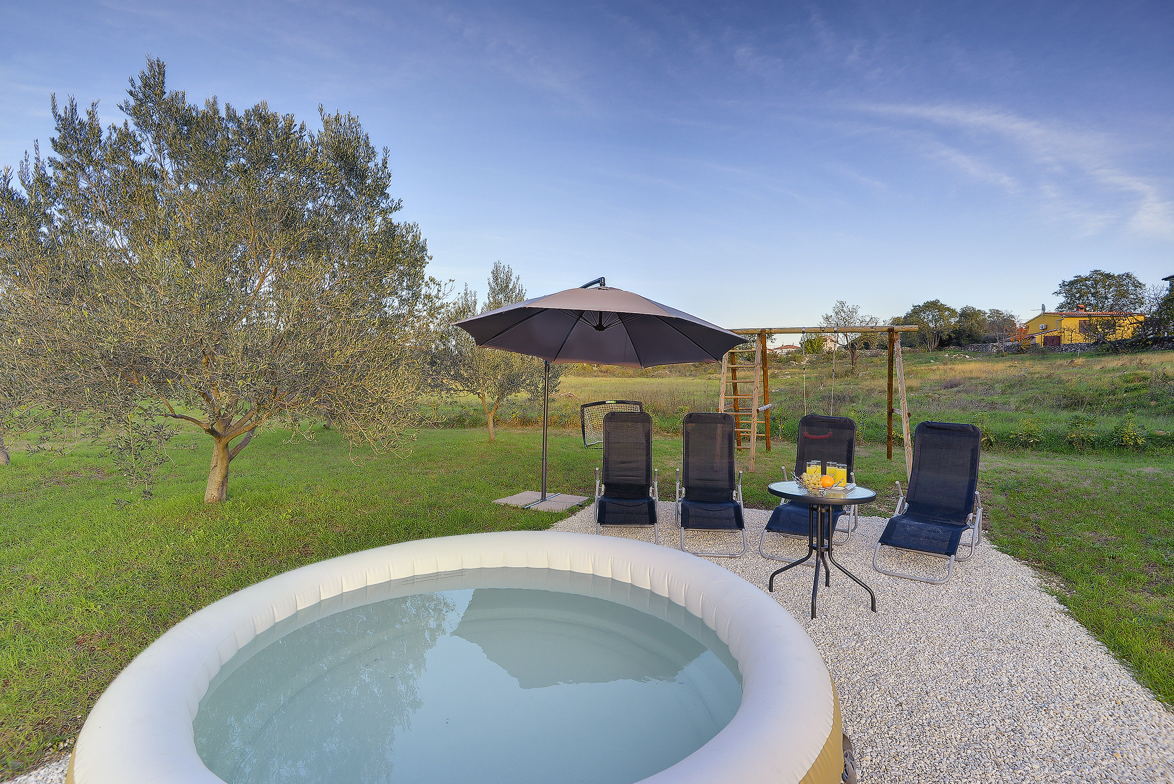 Bella casa con giardino, piscina idromassaggio, vista mare