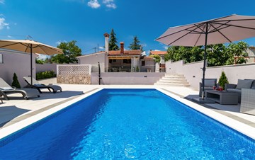 Villa mit Pool bietet Privatsphäre für Familien mit Kindern