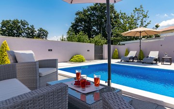 Villa mit Pool bietet Privatsphäre für Familien mit Kindern