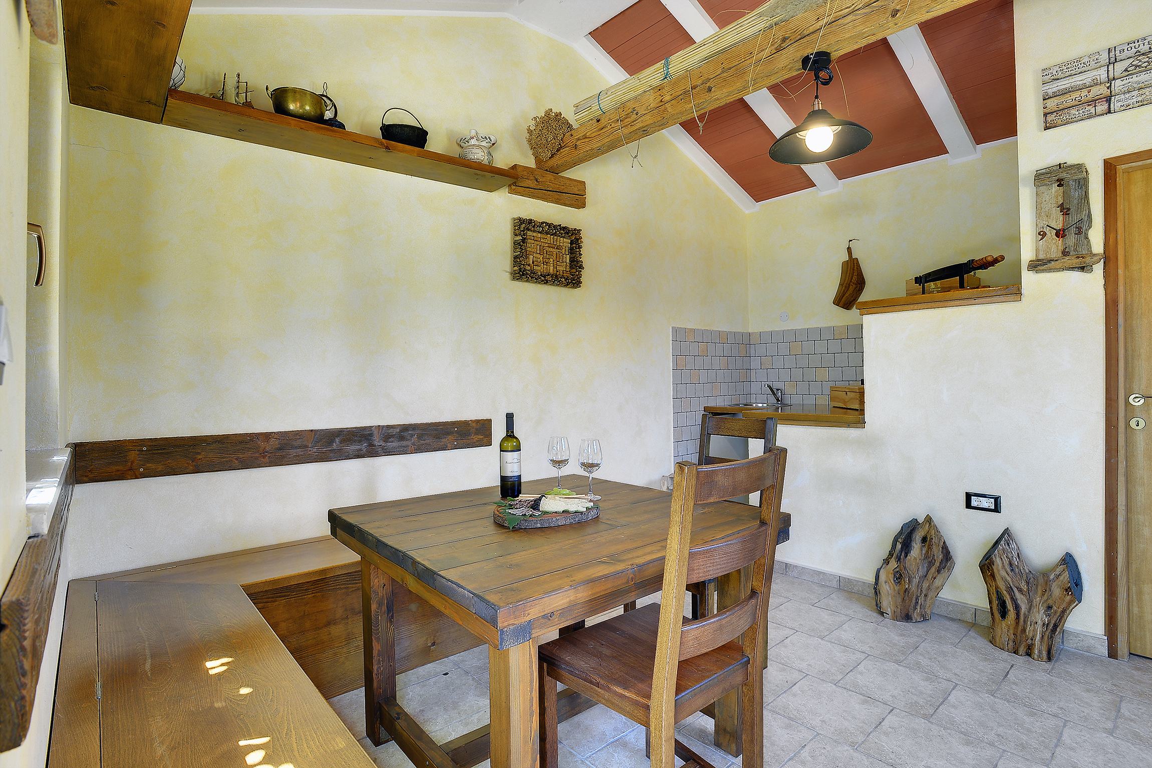 Die reizend Villa mit einem Außenpool, Garten und Tavern