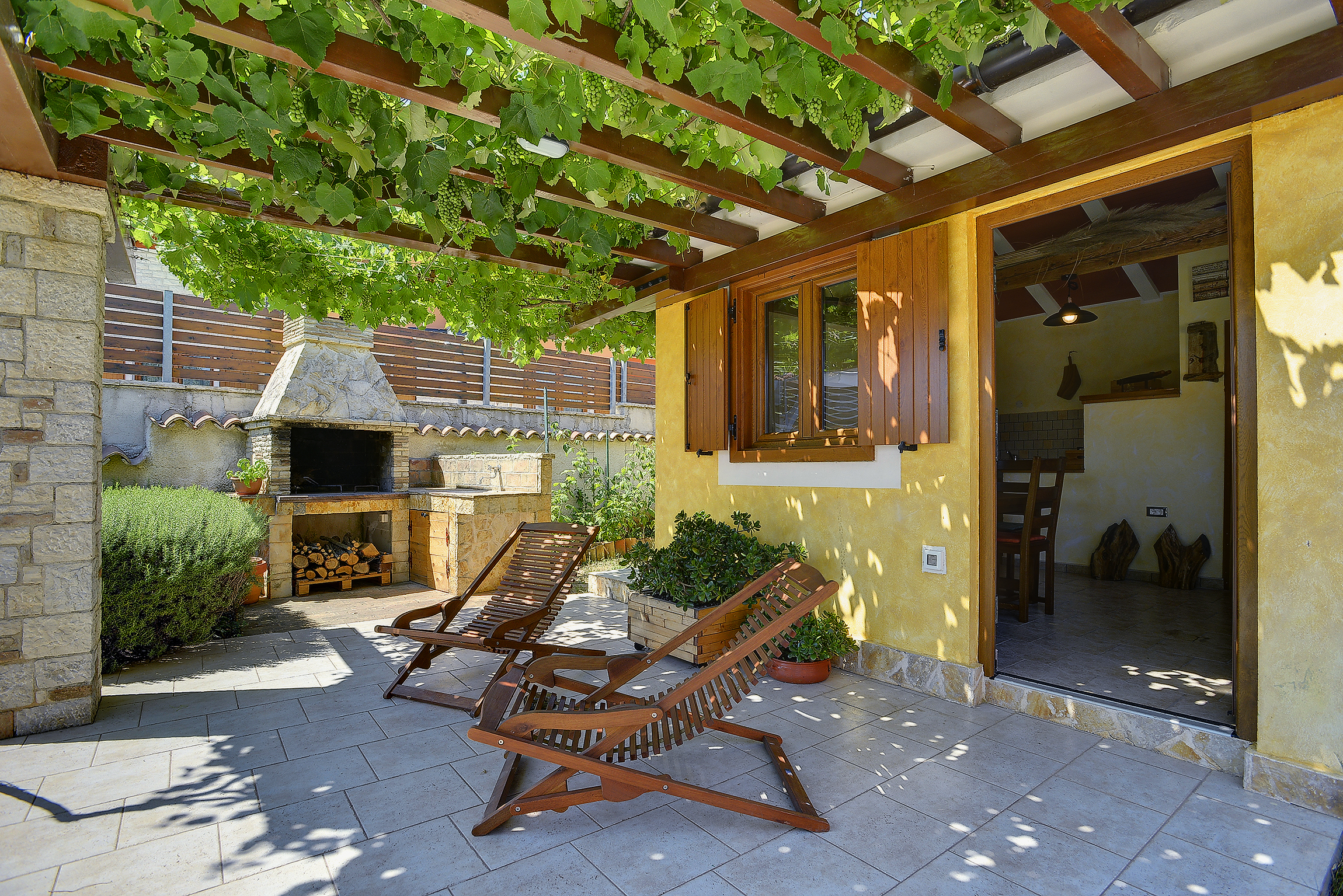 Die reizend Villa mit einem Außenpool, Garten und Tavern