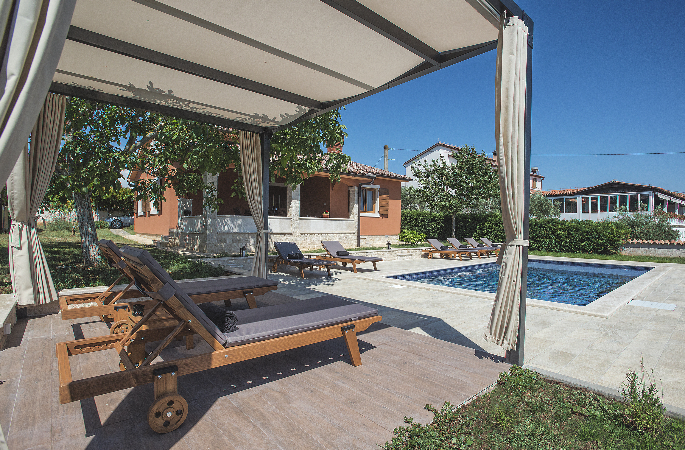 Die reizend Villa mit einem Außenpool, Garten und Tavern