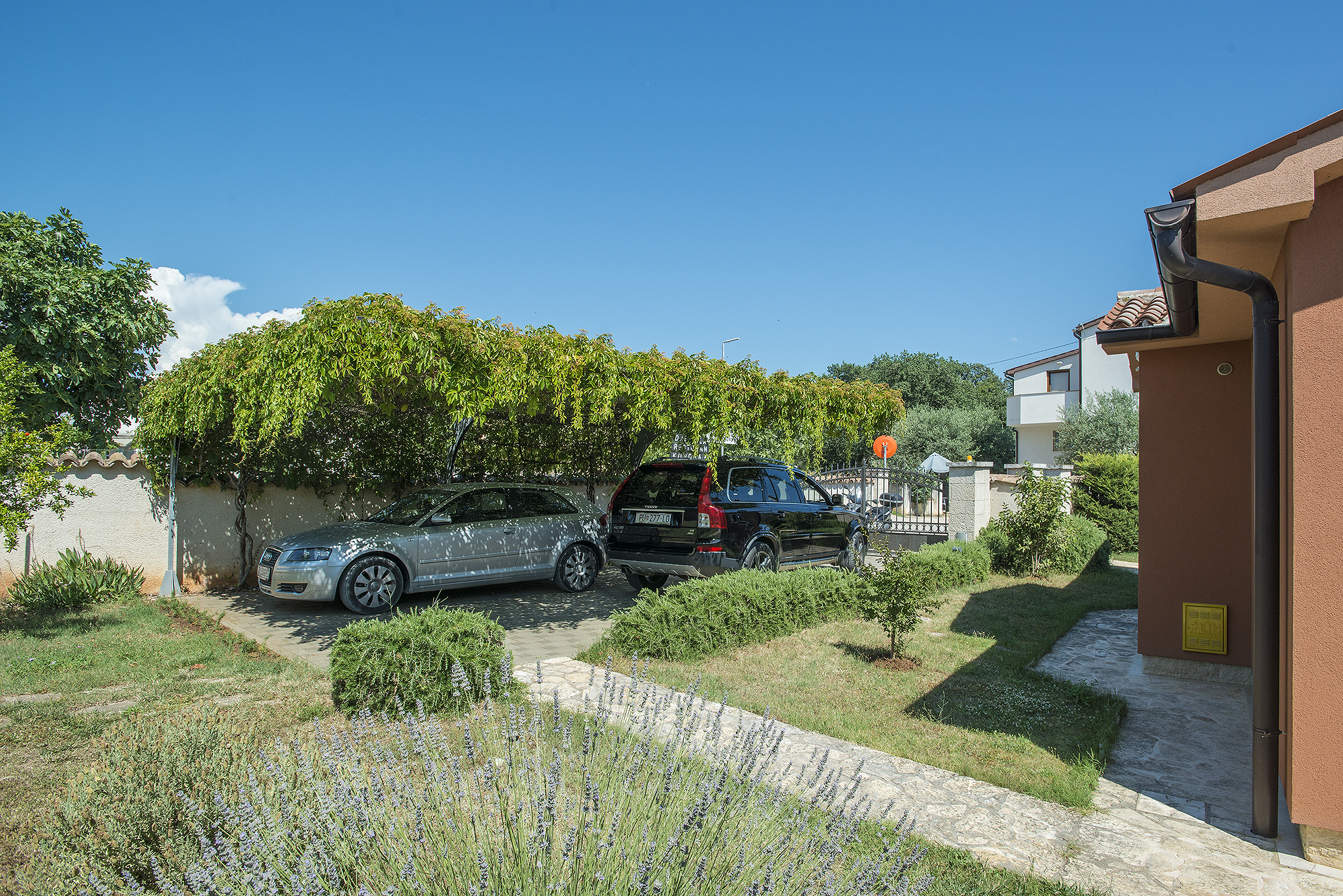 Die reizend Villa mit einem Außenpool, Garten und Tavern