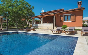 Incantevole villa con piscina all'aperto, giardino e taverna