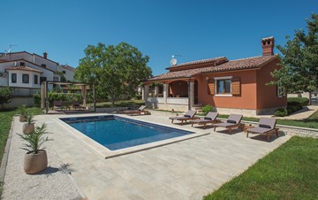 Šarmantna vila s vanjskim bazenom, uređenim vrtom i konobom
