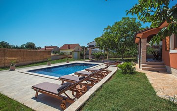 Incantevole villa con piscina all'aperto, giardino e taverna