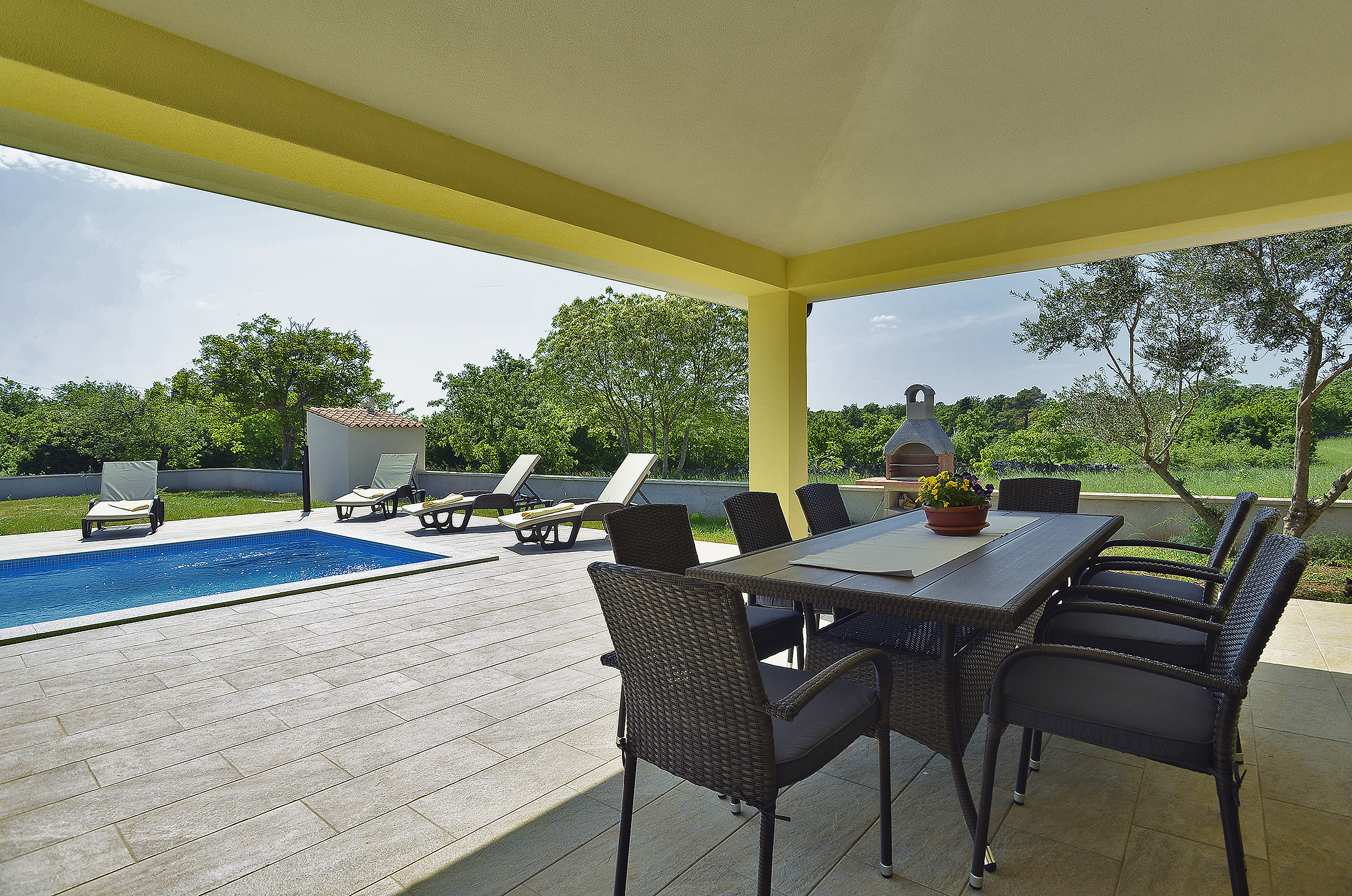 Vila okružena prirodom s vanjskim bazenom, roštilj, WiFi