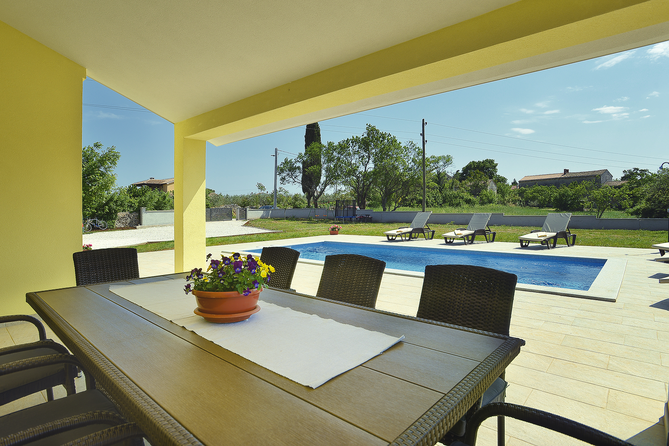 Vila okružena prirodom s vanjskim bazenom, roštilj, WiFi