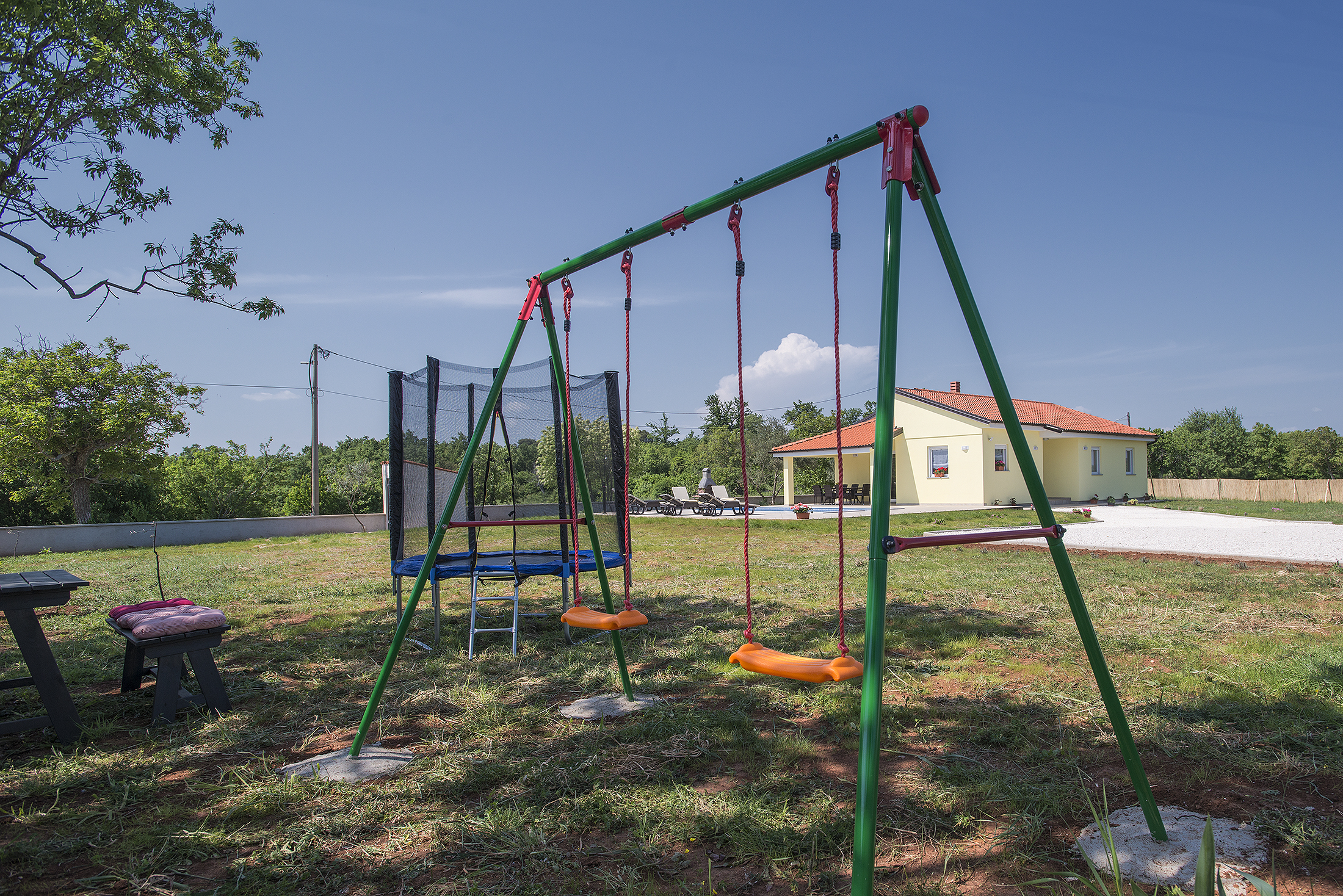 Vila okružena prirodom s vanjskim bazenom, roštilj, WiFi