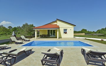 Villa immersa nel verde con piscina all'aperto e barbecue