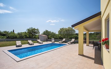Villa surrounded by nature, with outdoor pool and barbecue