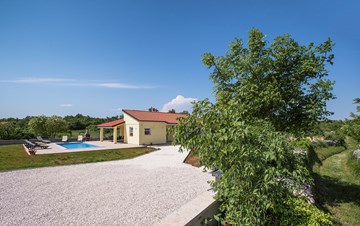 Villa immersa nel verde con piscina all'aperto e barbecue
