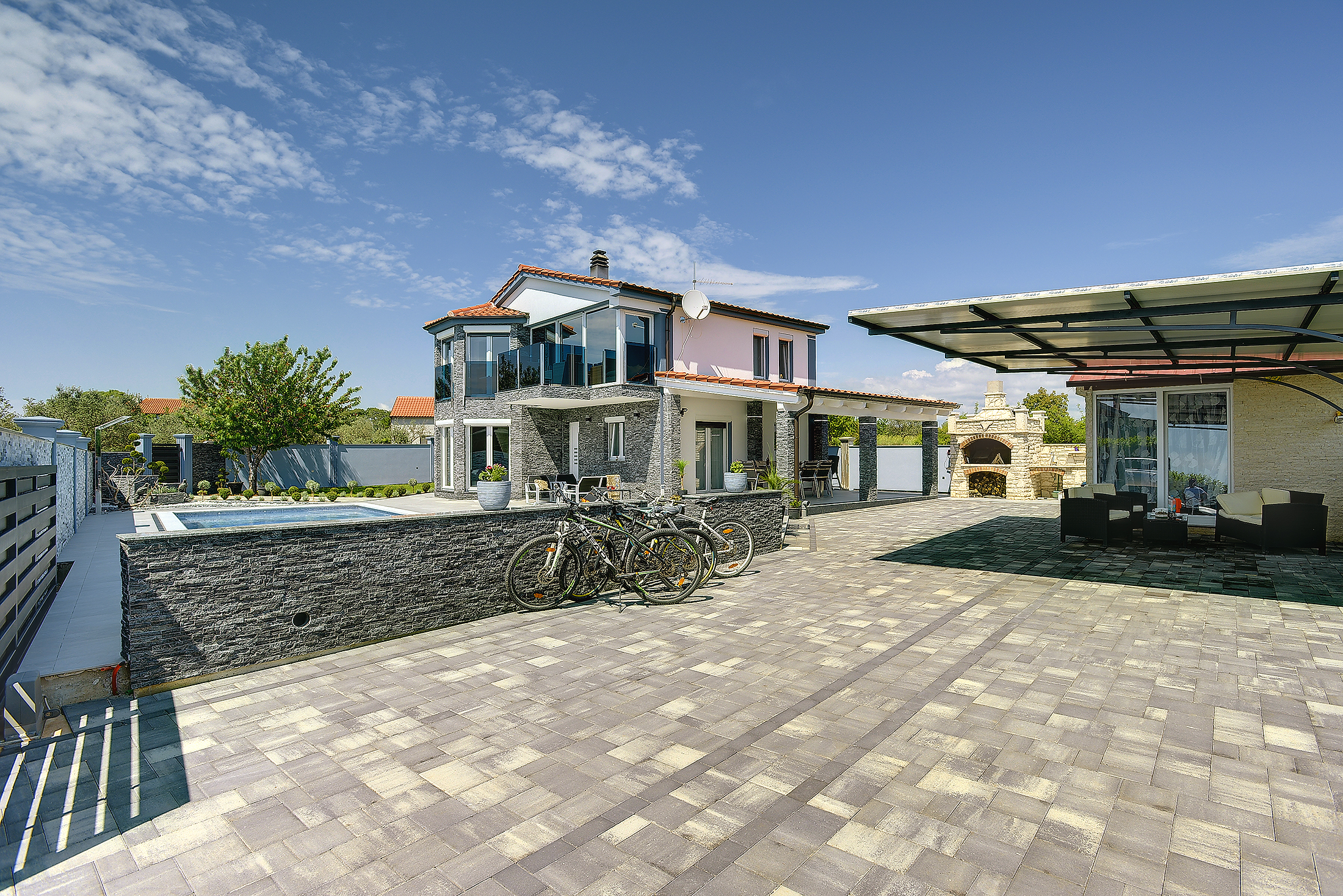 Beautiful villa for 10 persons, heated pool with hydromassage