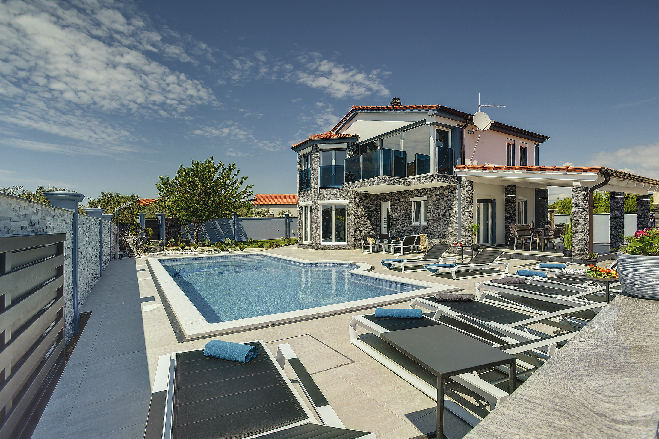 Beautiful villa for 10 persons, heated pool with hydromassage