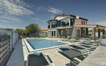 Bella villa per 10 persone, piscina riscaldata con idromassaggio