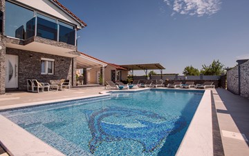 Bella villa per 10 persone, piscina riscaldata con idromassaggio
