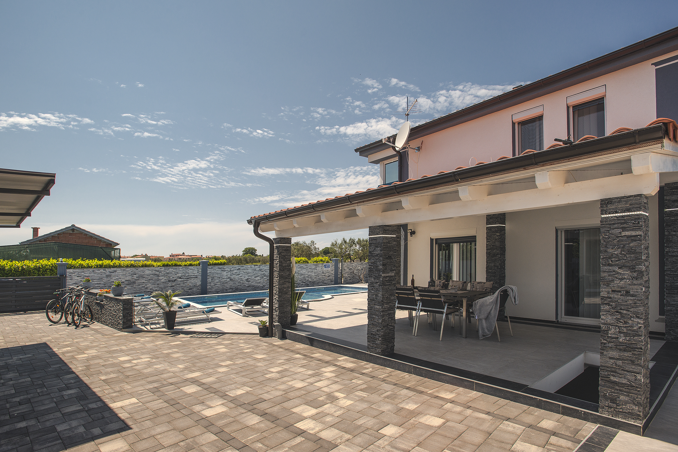 Beautiful villa for 10 persons, heated pool with hydromassage