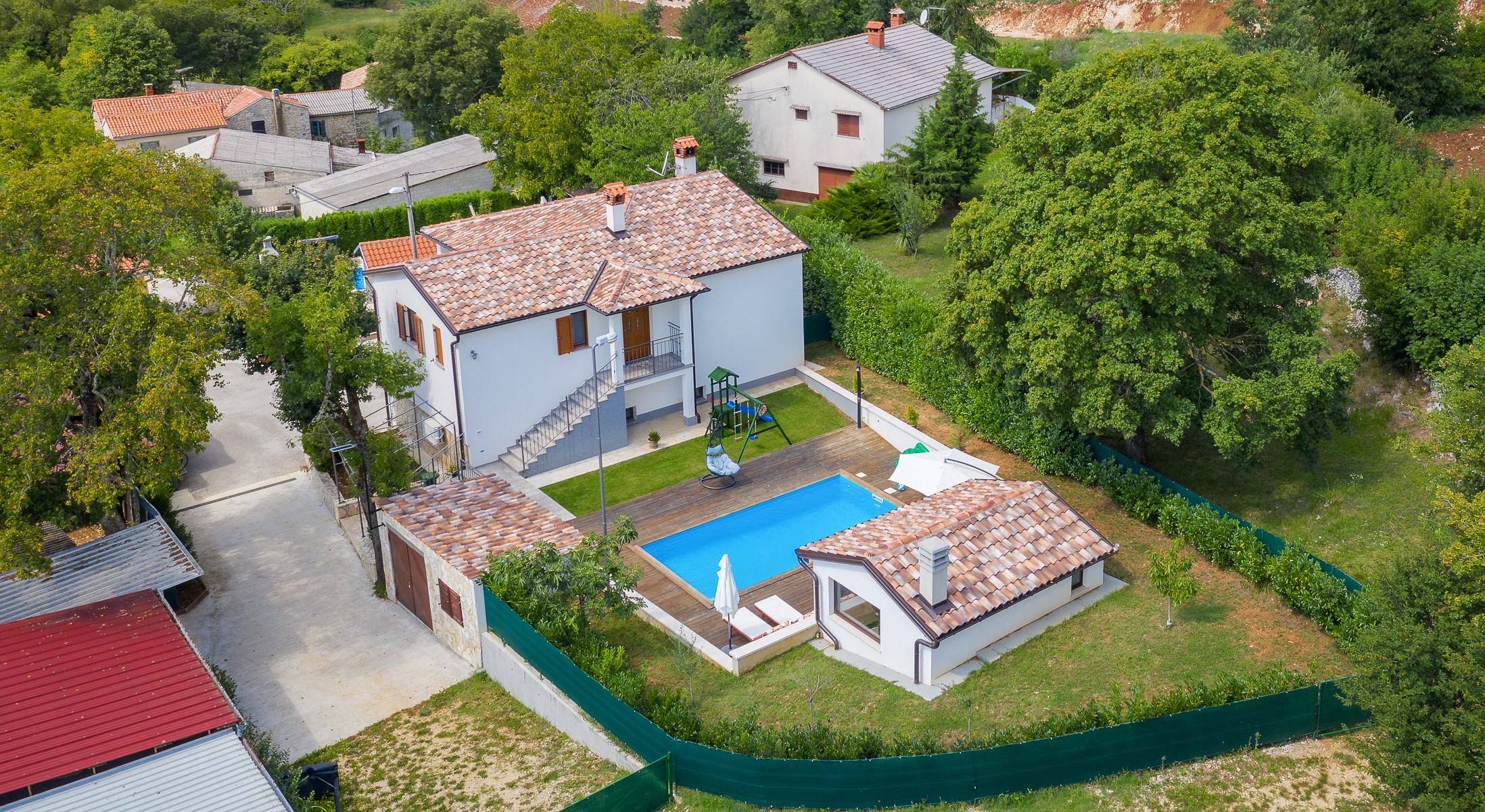 Beautiful house with pool offers accommodation for 4-6 persons