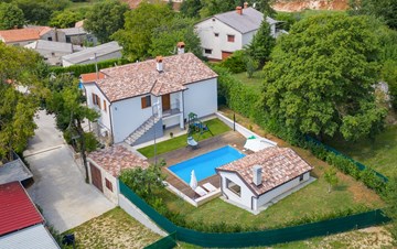 Lijepa dvojna kuća s bazenom nudi smještaj za 4-6 osoba, WiFi
