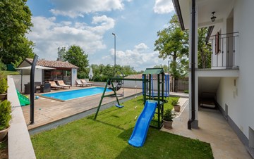 Bella casa con piscina offre alloggio per 4-6 persone, WiFi