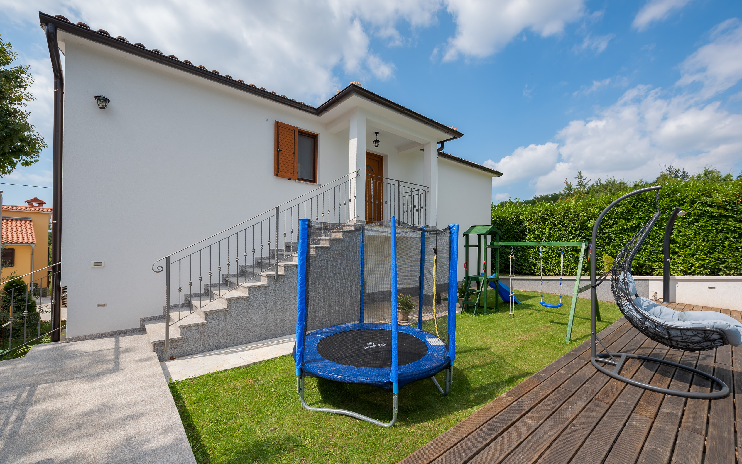 Beautiful house with pool offers accommodation for 4-6 persons