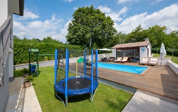 Schönes Doppelhaus mit Pool bietet Unterkunft für 4-6 Personen