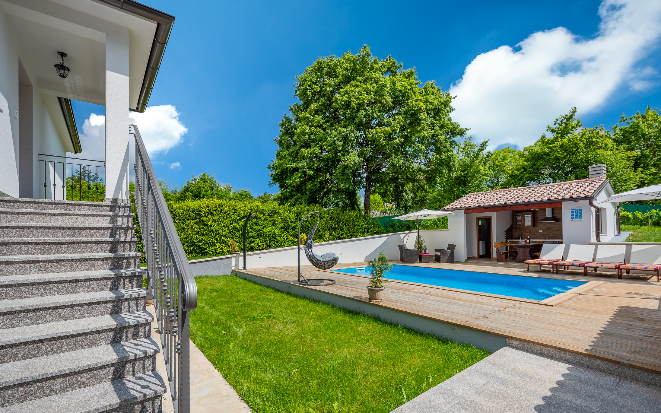 Beautiful house with pool offers accommodation for 4-6 persons