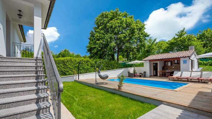Bella casa con piscina offre alloggio per 4-6 persone, WiFi, 8