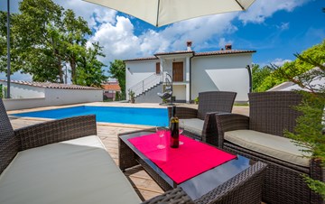 Beautiful house with pool offers accommodation for 4-6 persons