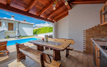 Beautiful house with pool offers accommodation for 4-6 persons
