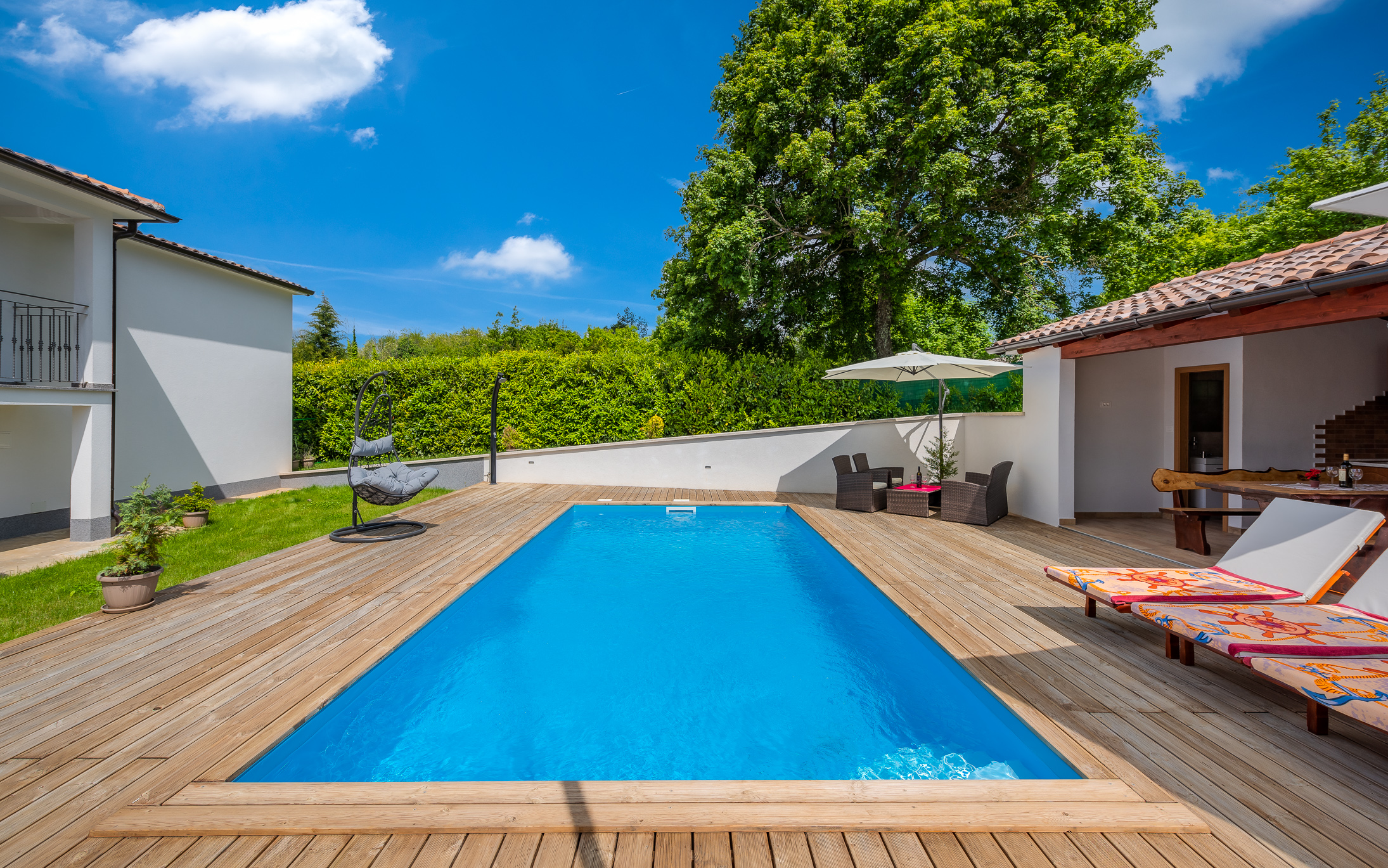 Beautiful house with pool offers accommodation for 4-6 persons