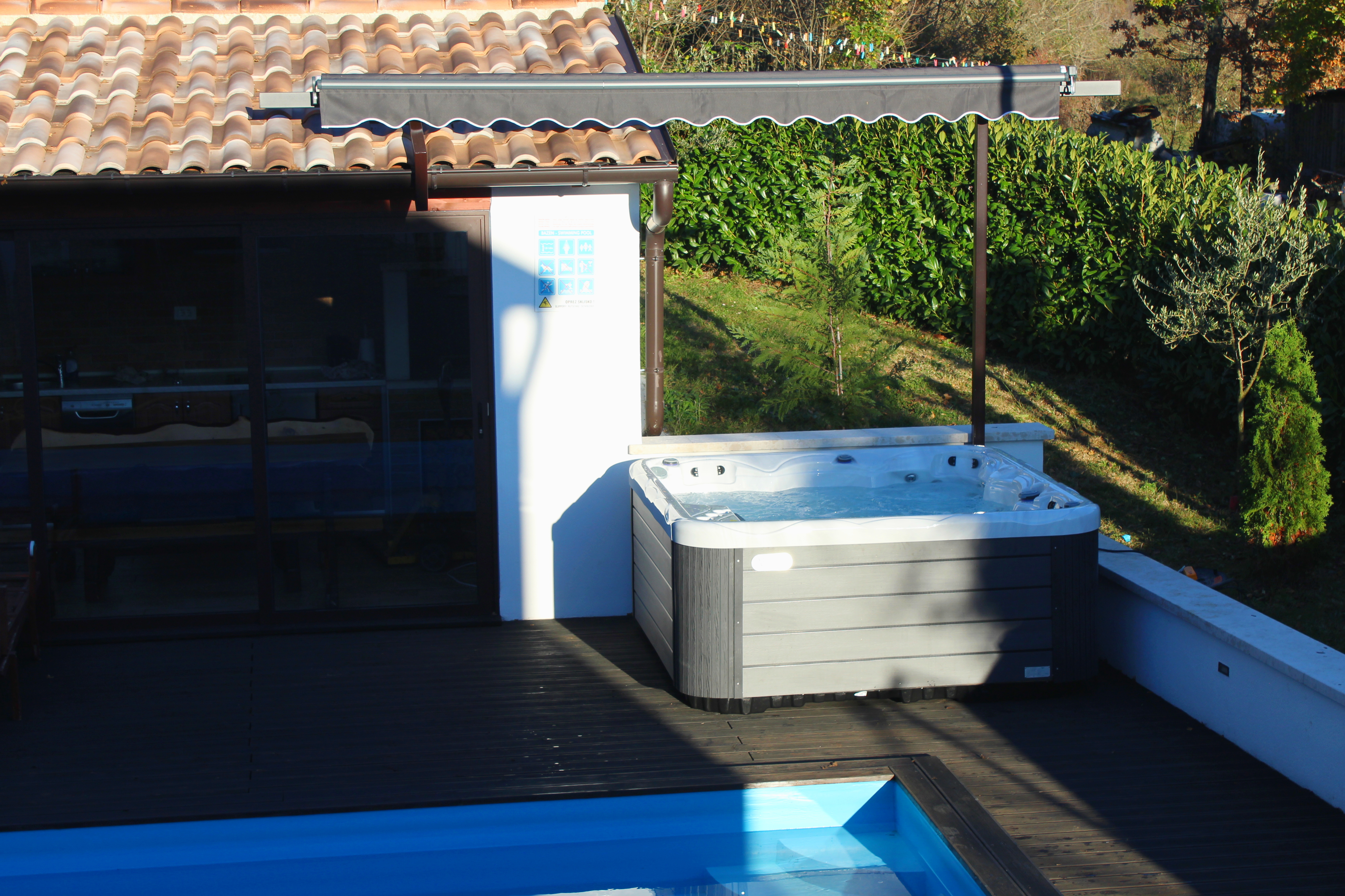 Beautiful house with pool offers accommodation for 4-6 persons