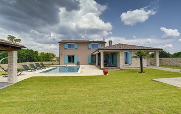 Outstanding villa  with private pool, spacious garden and BBQ