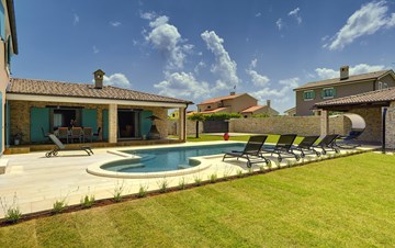 Outstanding villa  with private pool, spacious garden and BBQ