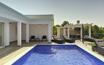 Gorgeous modern villa with private pool, sea view, terrace, WiFi