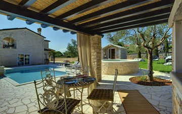 Heavenly villa close to Rovinj, with heated pool, el.car charger