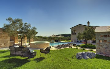 Heavenly villa close to Rovinj, with heated pool, el.car charger