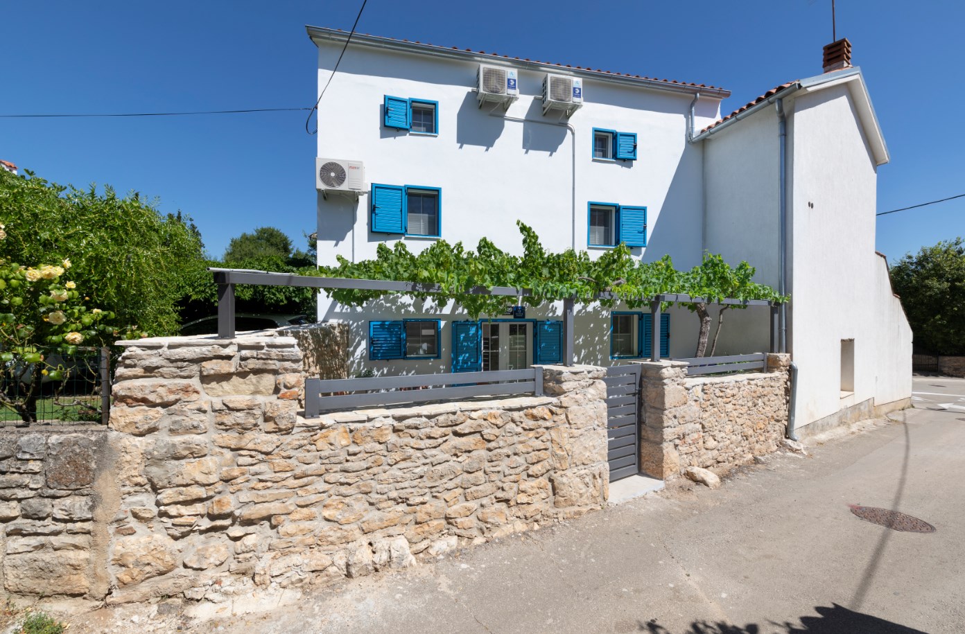 Bella, ristrutturata casa nel centro di Medulin con jacuzzi