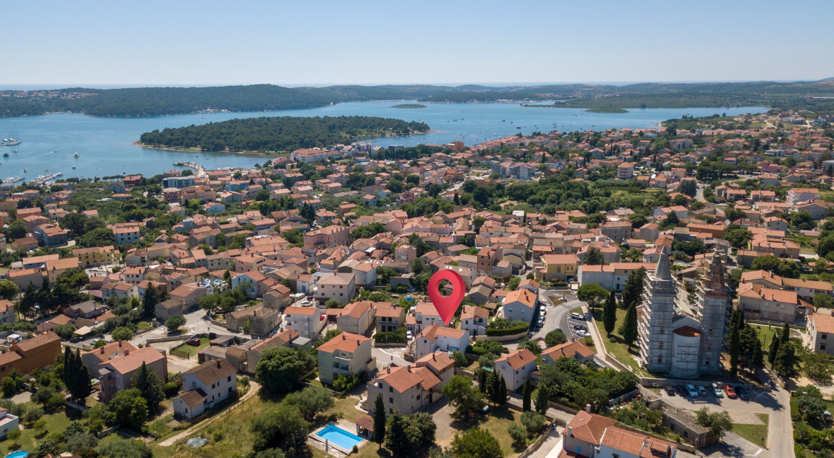 Bella, ristrutturata casa nel centro di Medulin con jacuzzi