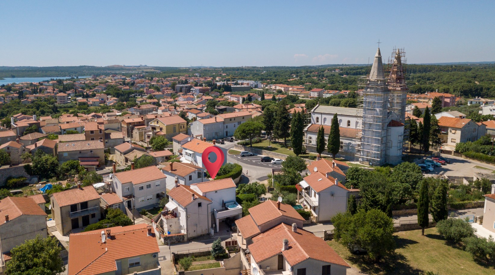 Bella, ristrutturata casa nel centro di Medulin con jacuzzi