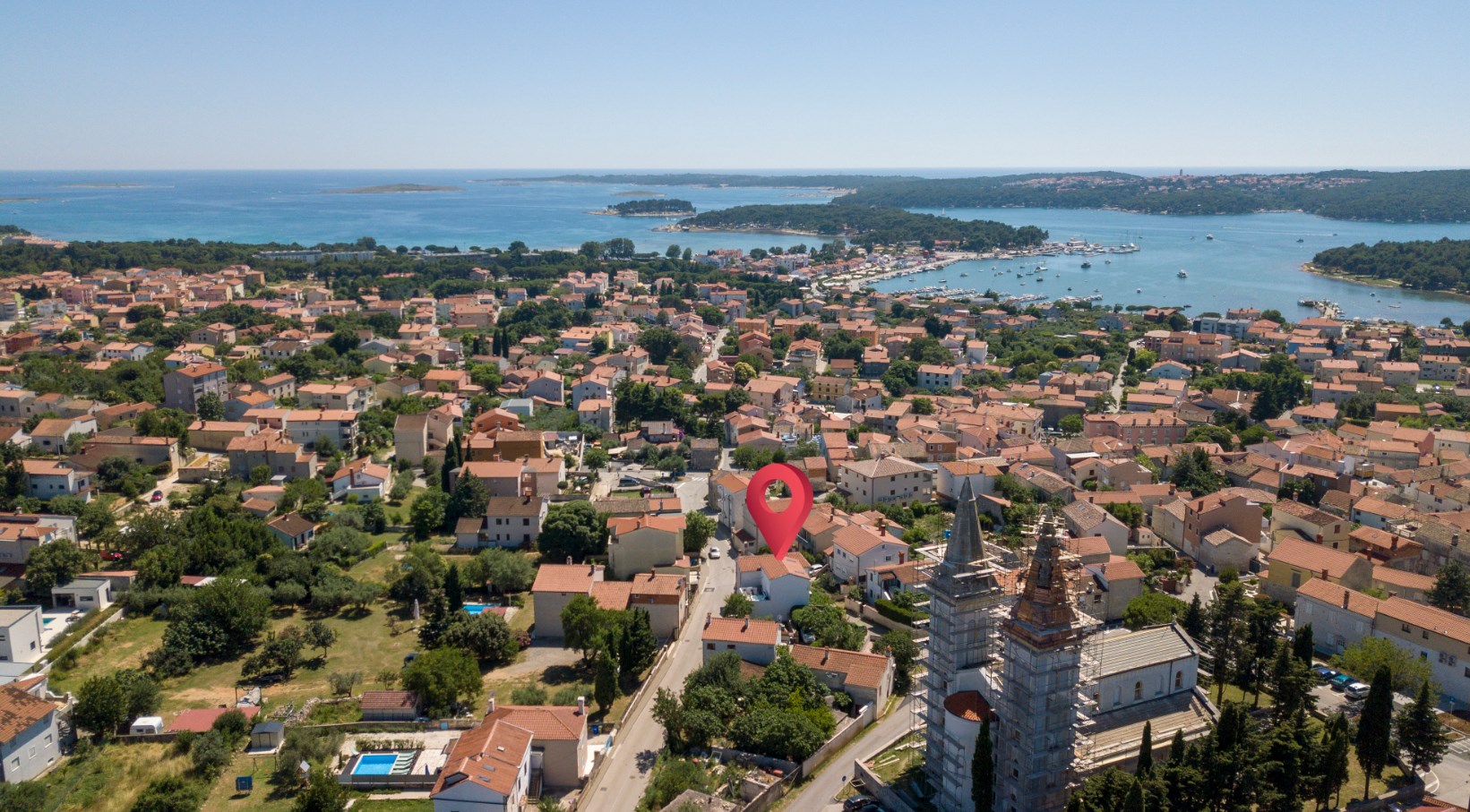 Bella, ristrutturata casa nel centro di Medulin con jacuzzi