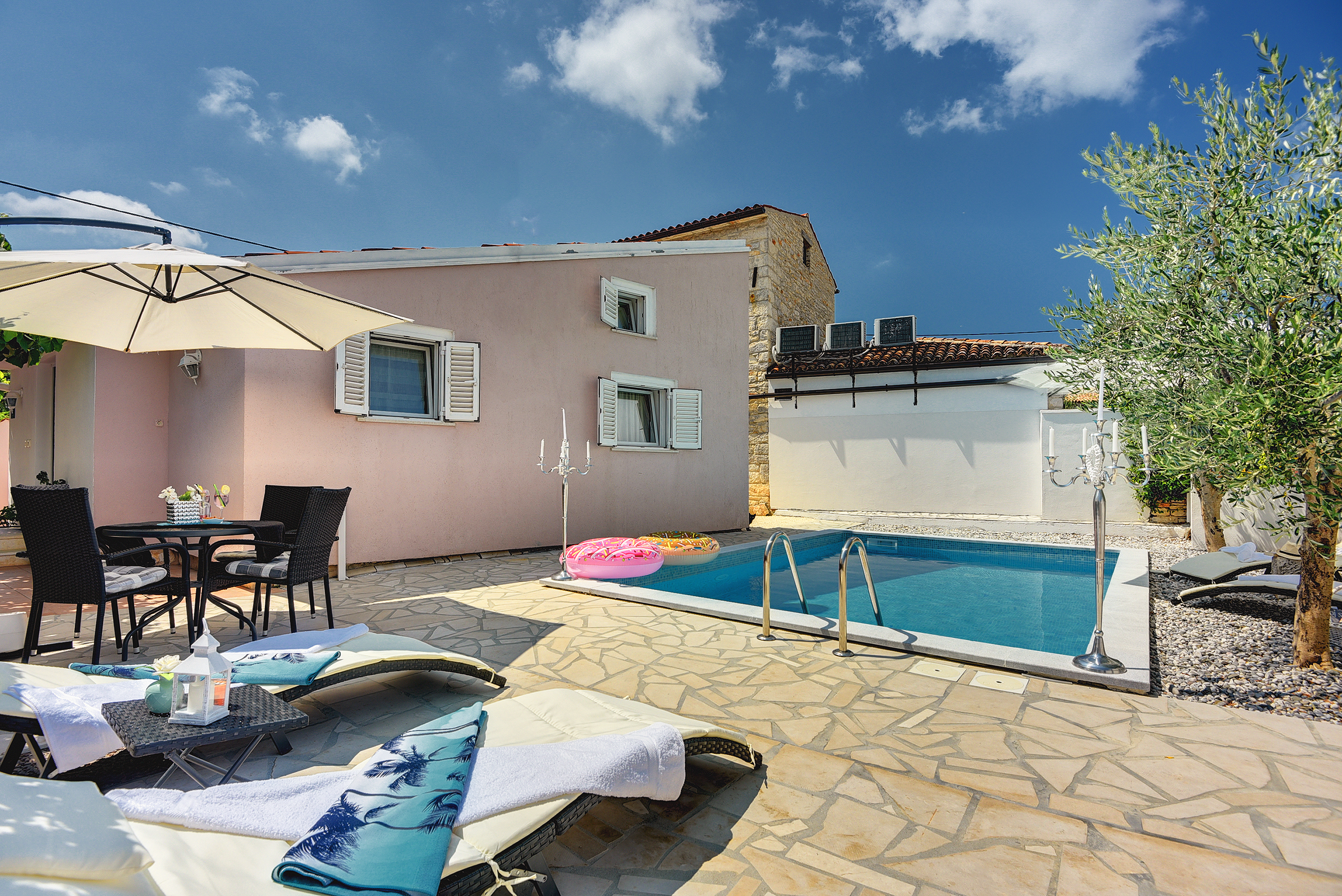 Beautiful holiday home with private pool, for 5 persons