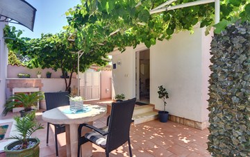 Beautiful holiday home with private pool, for 5 persons