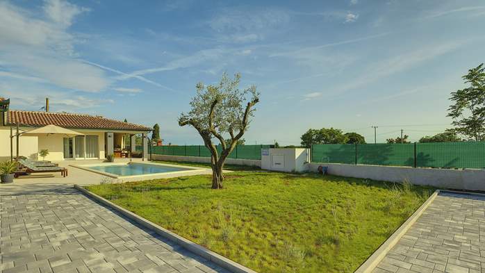 Modernly decorated villa for eight persons, with private pool, 9