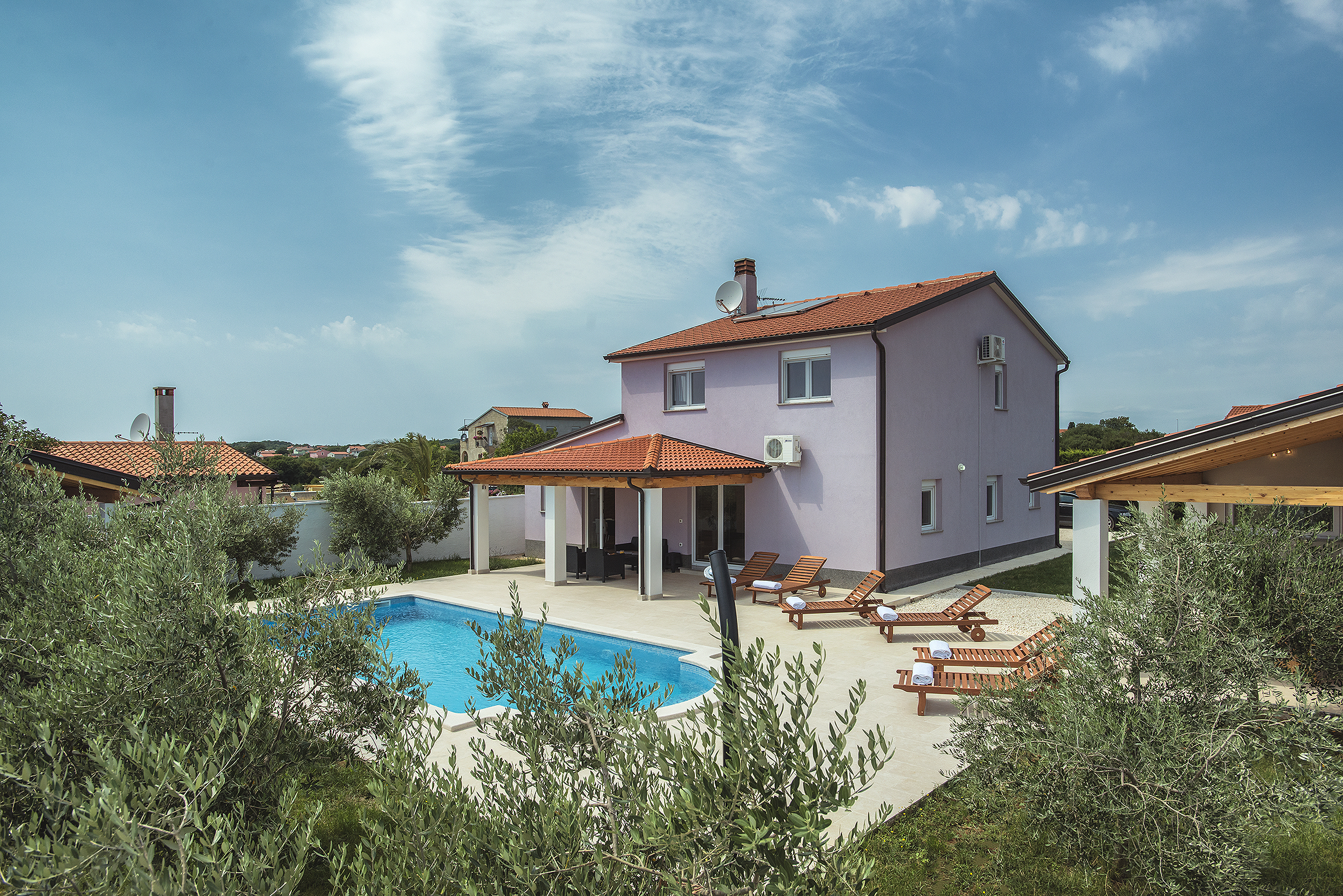 Eine wunderbare und familiere Villa auf zwei Etage, mit Pool