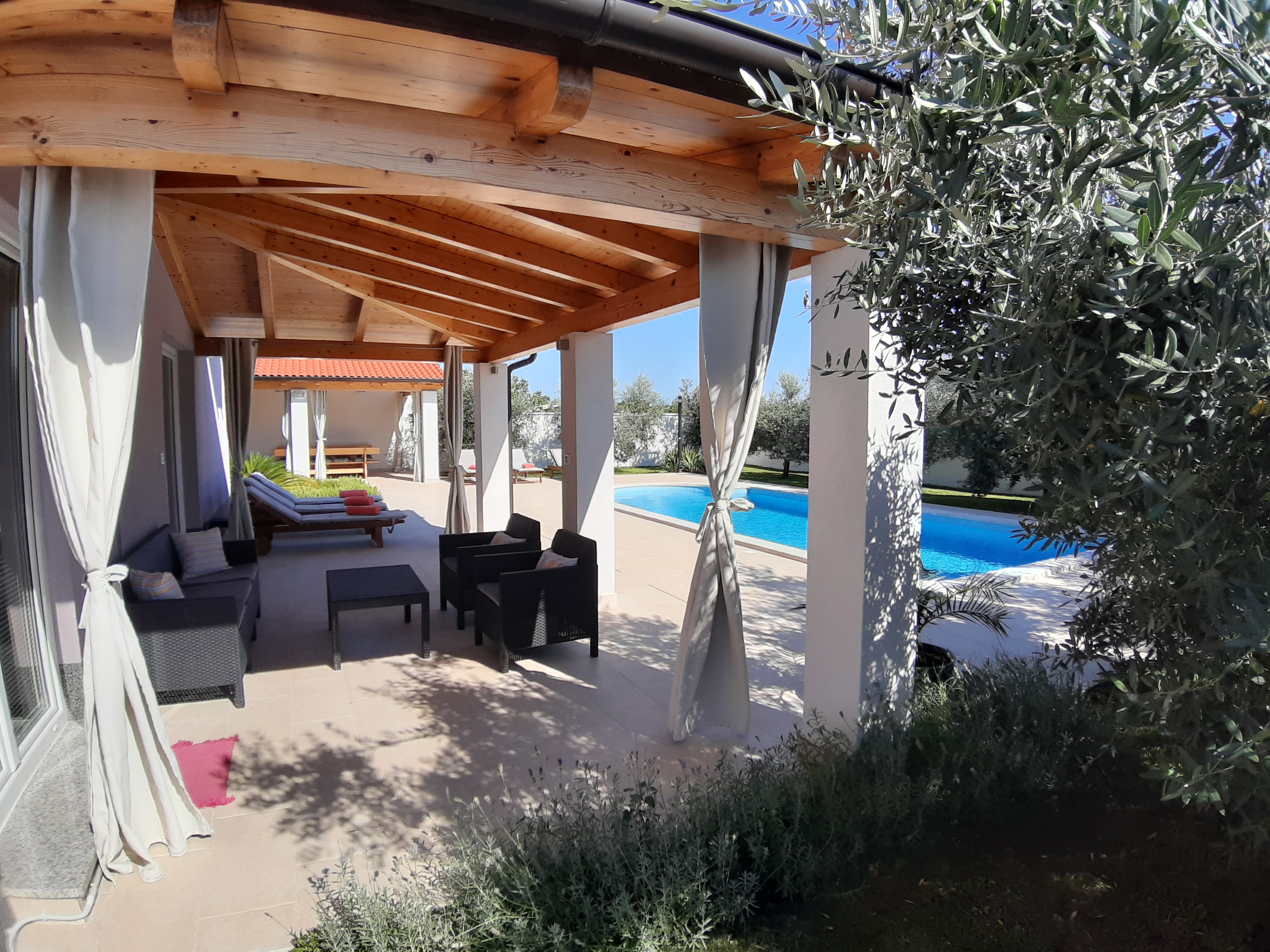 Eine wunderbare und familiere Villa auf zwei Etage, mit Pool