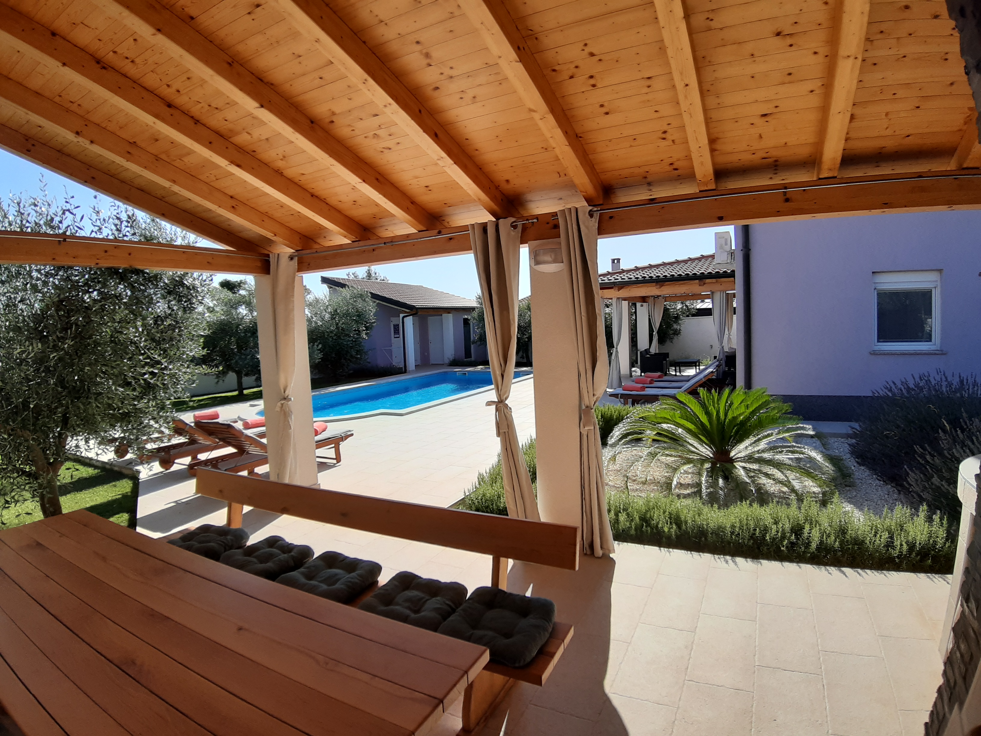 Eine wunderbare und familiere Villa auf zwei Etage, mit Pool