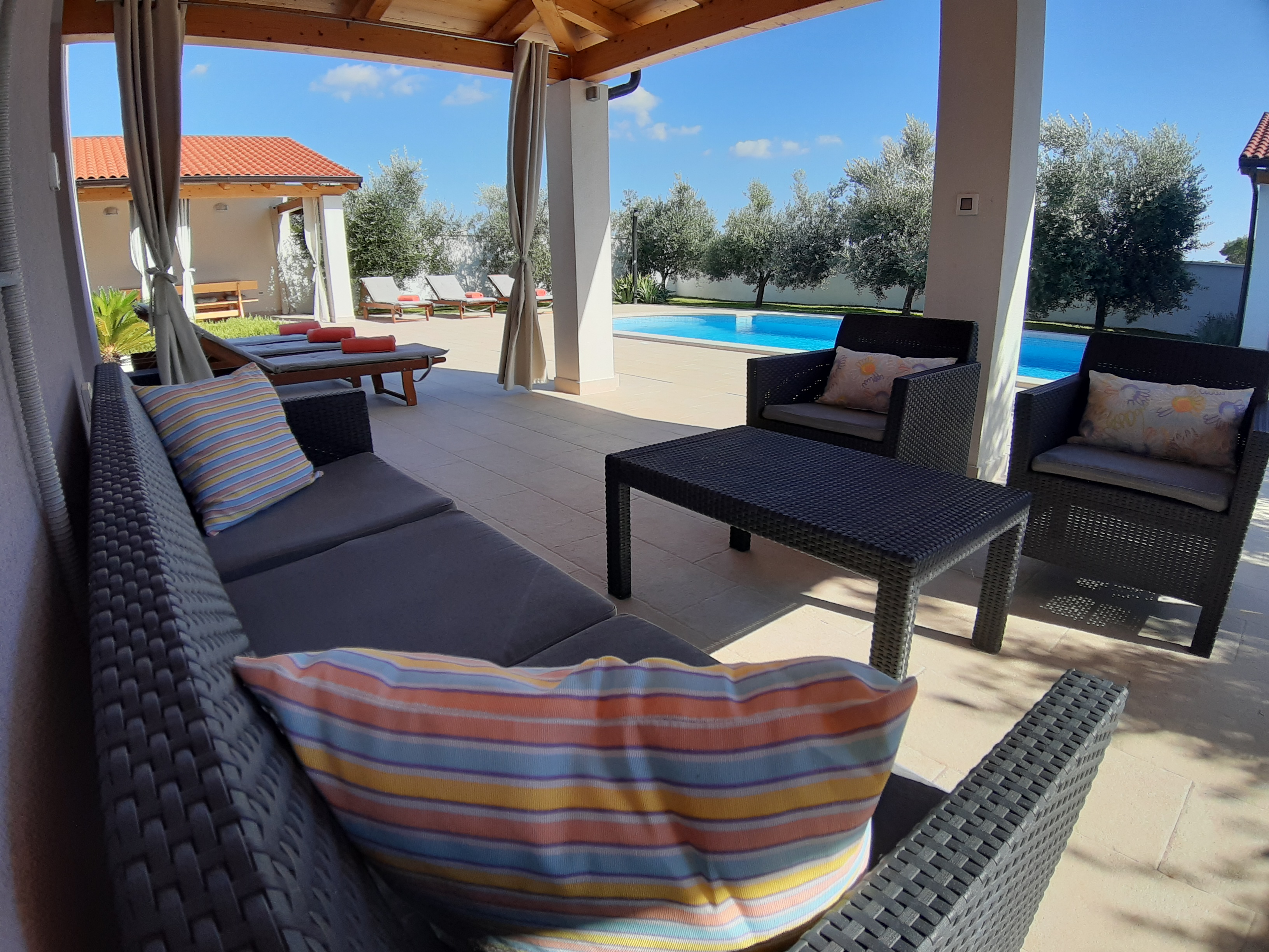 Eine wunderbare und familiere Villa auf zwei Etage, mit Pool