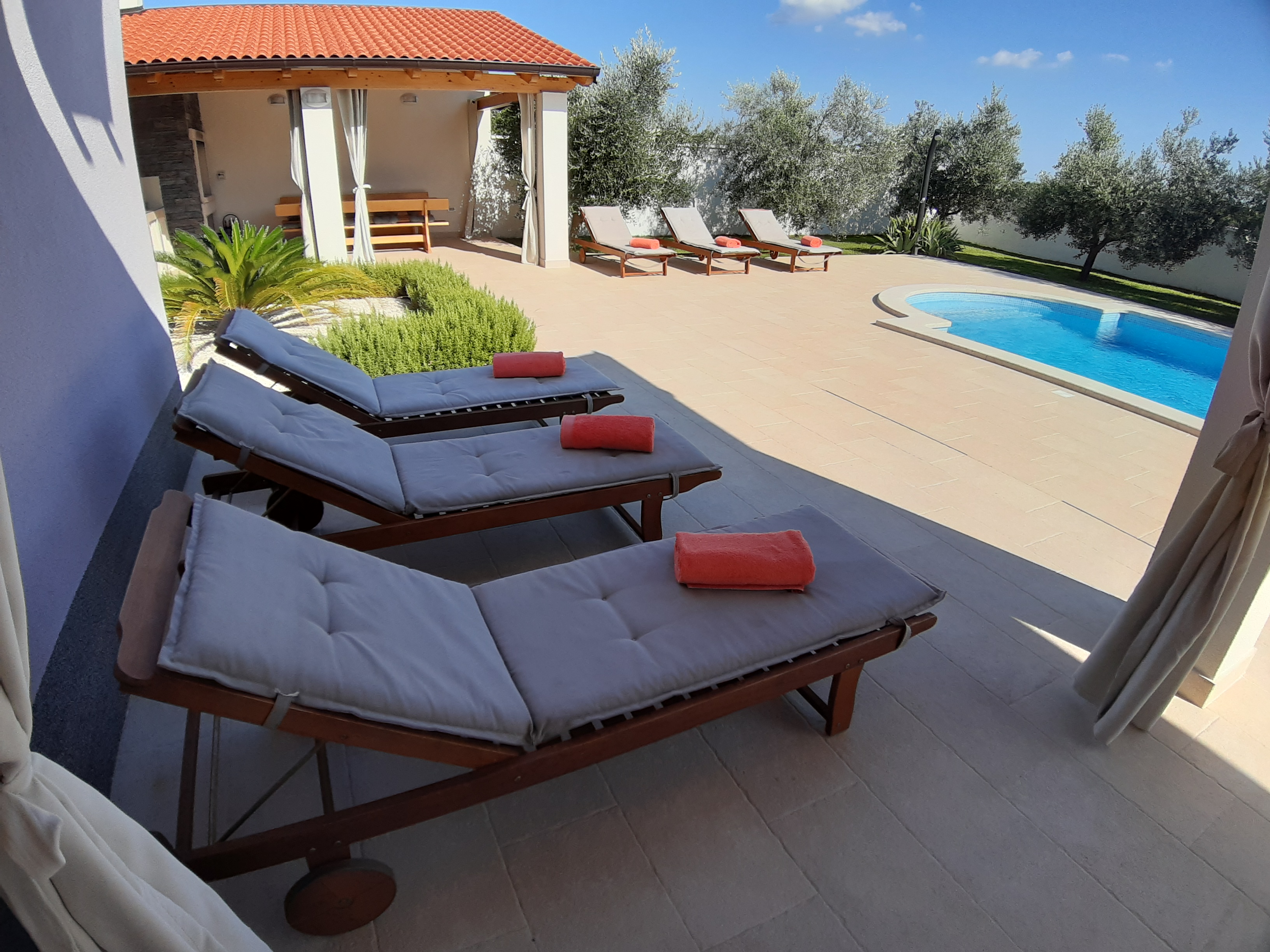 Eine wunderbare und familiere Villa auf zwei Etage, mit Pool